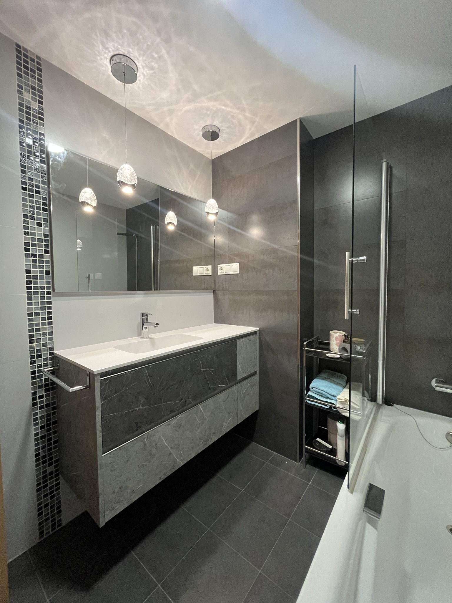 Reforma integral de baño con revestimiento de azulejos