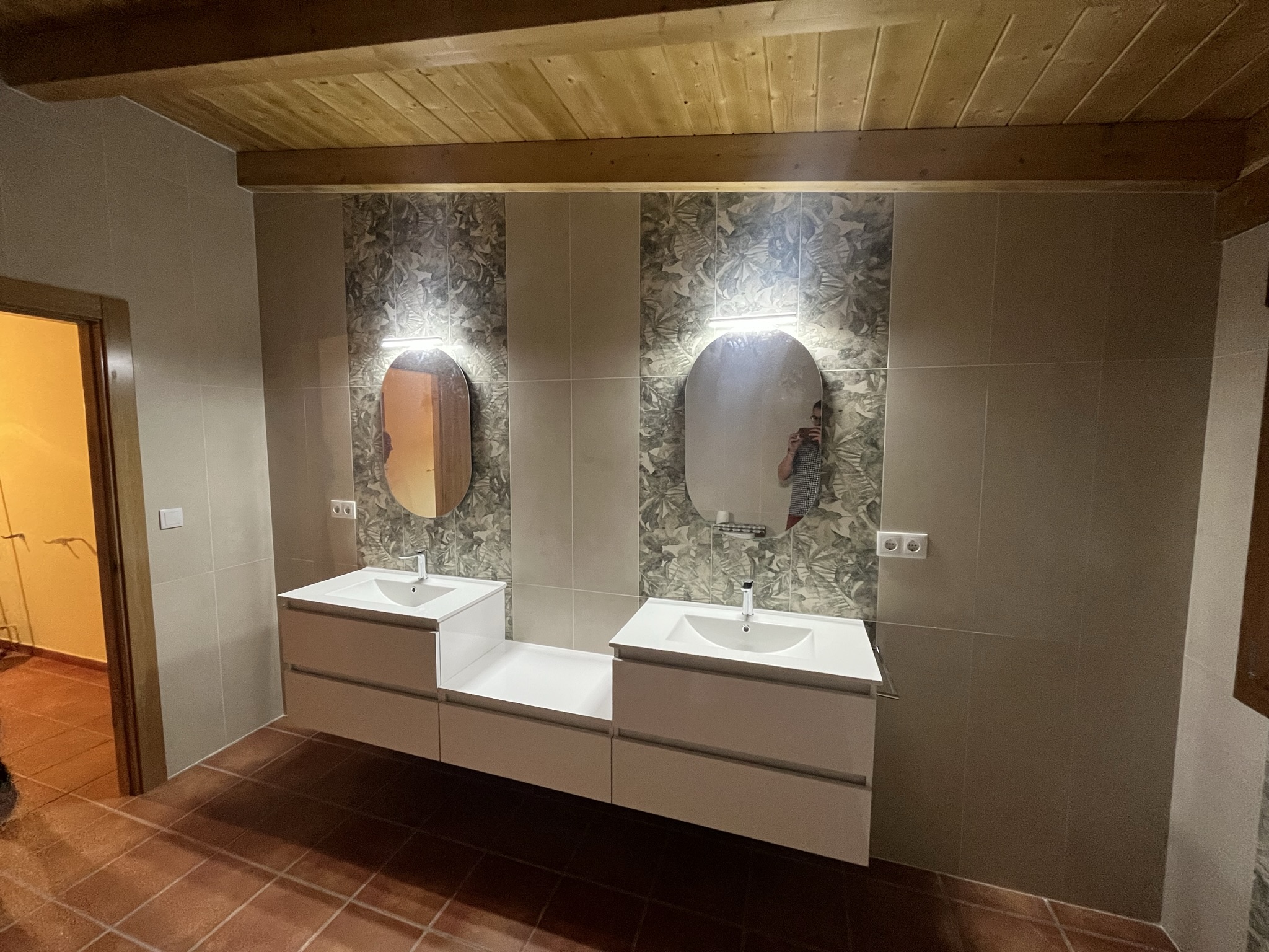 Espacio interior renovado con interiorismo de diseño